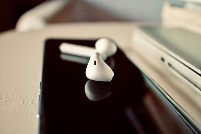 Earbuds Smartphone Sound Music  - sweetlouise / Pixabay